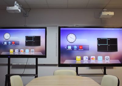 Salon wystawowy - monitor interaktywny